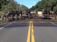 Trecho de rodovia está interditado há mais de dois dias após tombamento de carreta na Bahia
