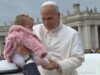 Bebê baiana de sete meses é abençoada por papa Leão XIV no Vaticano