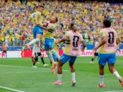De virada, Brasil derrota Japão por 2 a 1 e avança às oitavas da Copa do Mundo
